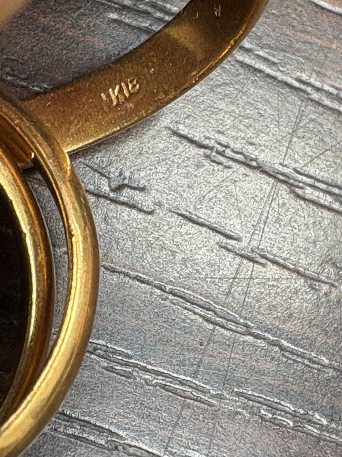 お買取りした指輪の刻印を拡大して確認