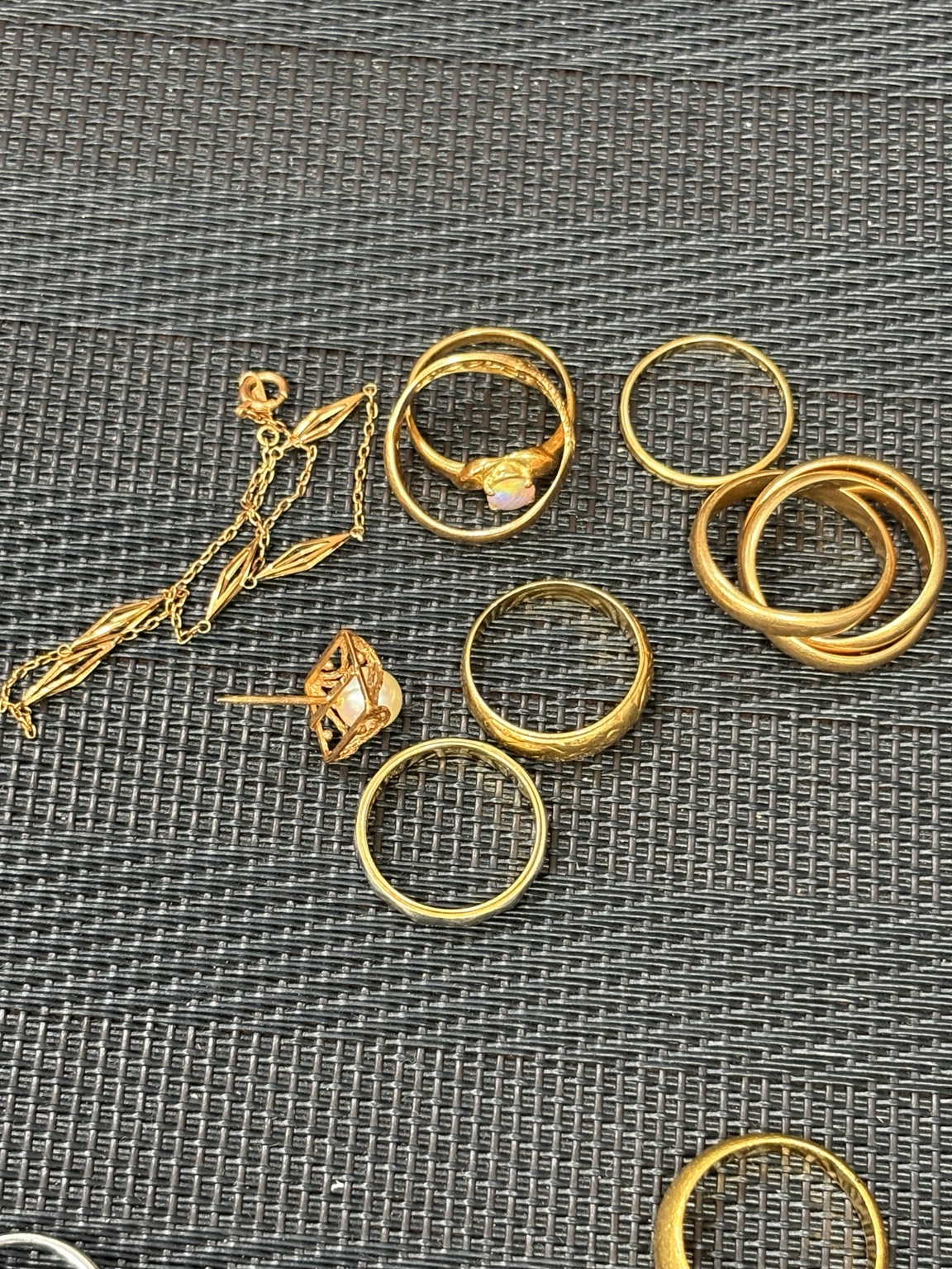 海老名市でお買取りした複数の指輪とネックレス