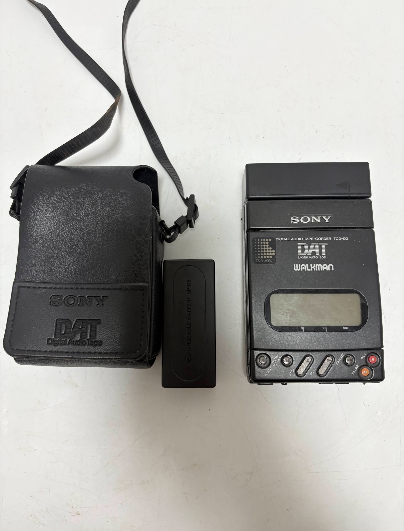 海老名市でお買取りしたSONY DATウォークマンTCD-D3とケース・バッテリー