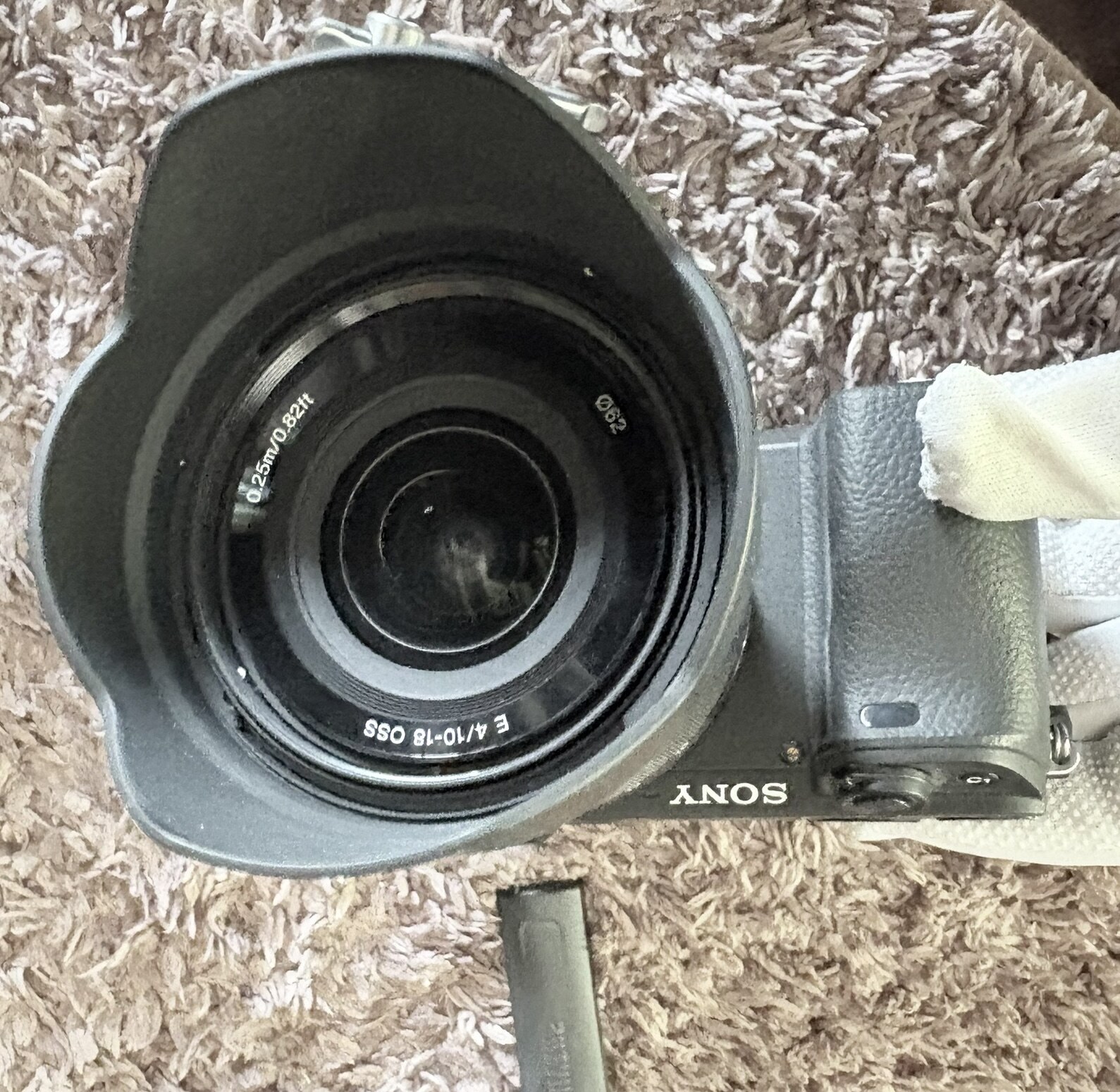 SONYミラーレス一眼カメラとE 10-18mm F4 OSSレンズの正面