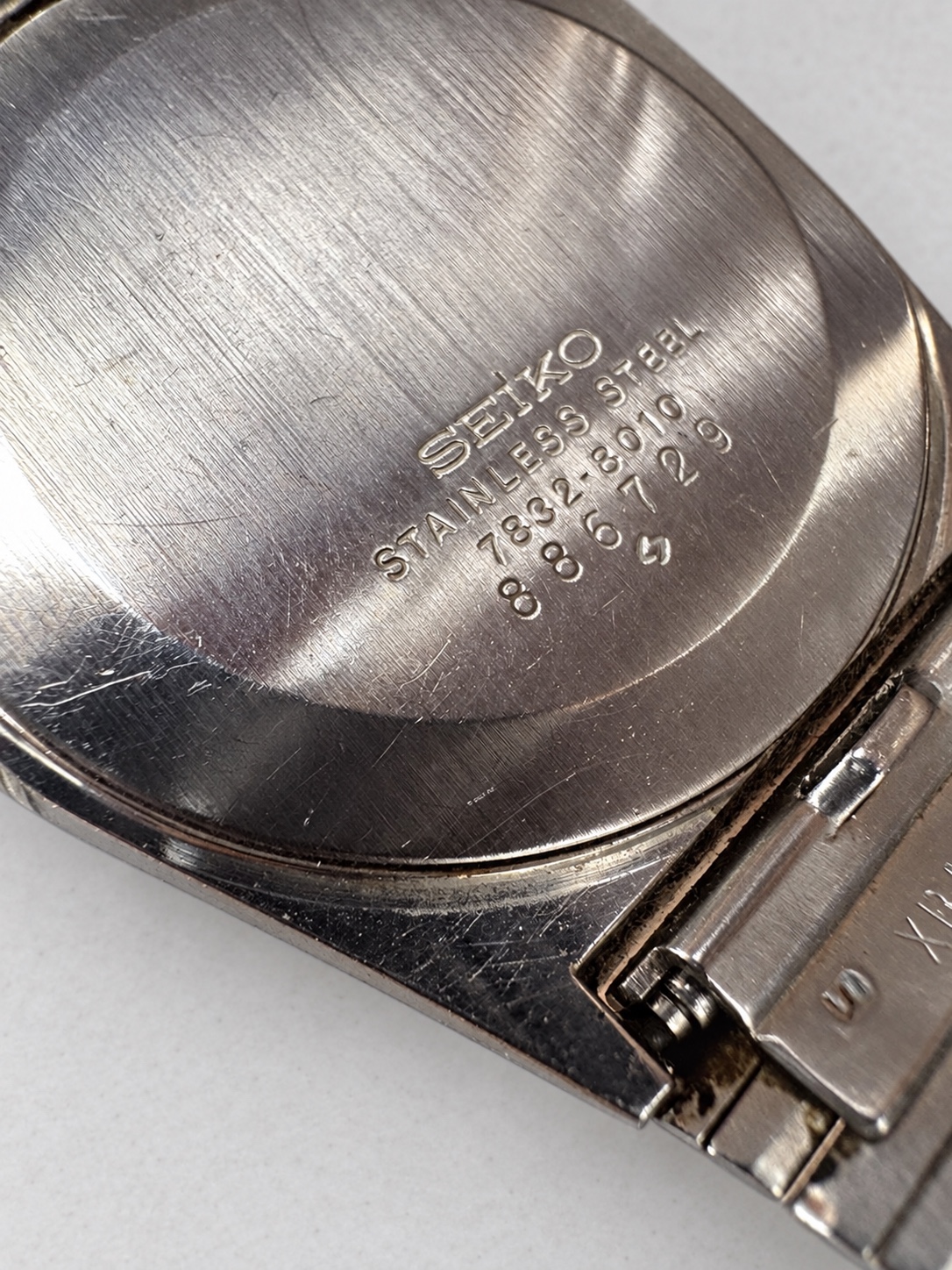 SEIKOクオーツ腕時計7832-8010の裏蓋と刻印